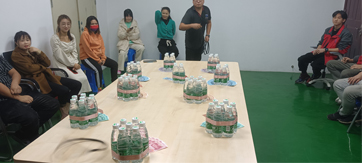 這家公司真土豪，套圈竟用現(xiàn)金當(dāng)禮品！